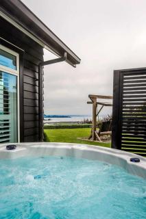 Jojo's Lookout - Stunning Lake Views with Spa - 5