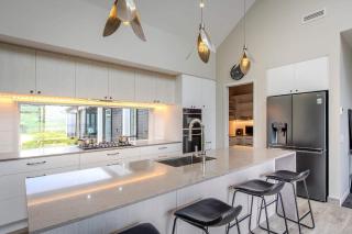 Jojo's Lookout - Stunning Lake Views with Spa - 4