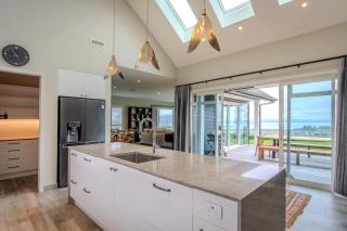 Jojo's Lookout - Stunning Lake Views with Spa - 3