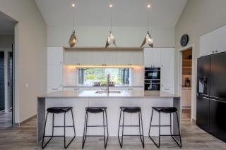 Jojo's Lookout - Stunning Lake Views with Spa - 1