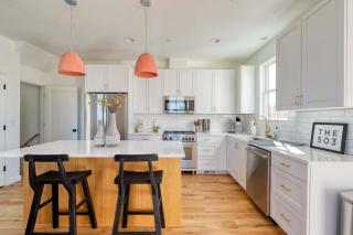 Spacious 2BR - New Luxury Townhouse Stay - 9