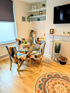 2 BR House By Eason Stays Short Term Rental Leeds With Free Parking Near Burley Park - 6