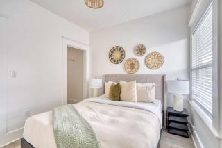 Eclectic 2BR - Victorian Charm - Steps to Fun - 7