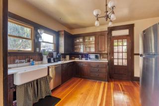 Spacious Group Retreat - 5BR - Sleeps 12 - 8