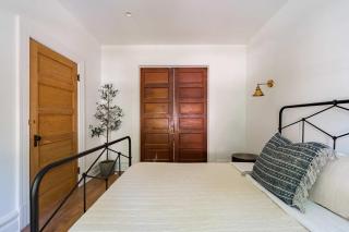 Stay Portland - Historic 6BR - Walk to NW Shops - Sleeps 12 - 1