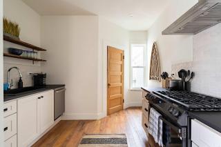 Stay Portland - 3BR - Sleeps 6 - Steps to NW 23rd - Fast WiFi - 2