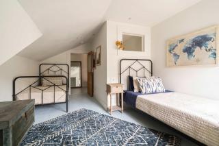 Stay Portland - 3BR - Sleeps 6 - Steps to NW 23rd - Fast WiFi - 6
