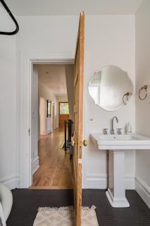 Stay Portland - 3BR - Sleeps 6 - Steps to NW 23rd - Fast WiFi - 6