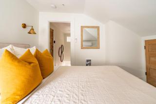 Stay Portland - 2BR Flat - Walk to NW 23rd Shops & Cafes - 2