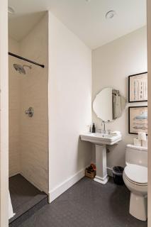 Stay Portland - 2BR Flat - Walk to NW 23rd Shops & Cafes - 6