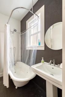 Stay Portland - The Etourdissante Suite - Forest Park & Local Eats - 7
