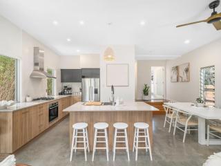 Serenity & Poolside Sun - 400m to Beach - 6