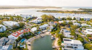 St Tropez 8 - Waterfront Retreat with Rooftop Spa & Sauna - 2