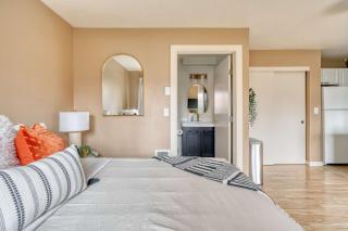 Stay Portland - John's Landing Haven - Studio Near OHSU - 6