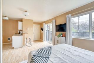 Stay Portland - John's Landing Haven - Studio Near OHSU - 4