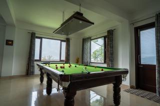 SaffronStays Saanjh - 5BR pet-friendly eco villa with bonfire, BBQ, indoor games & valley-facing balconies - 5