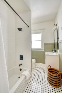 Renovated Craftsman - Fast Wifi - WalkScore 95 - 5