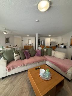 Absolute Beachfront Apartment, Kawana Beach Escape - 4