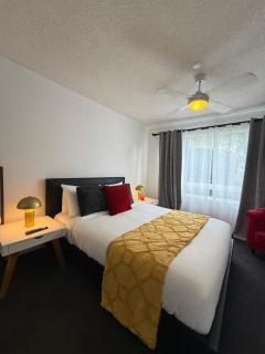 Absolute Beachfront Apartment, Kawana Beach Escape - 2