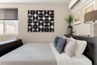 Stay Portland - Modern Portland Studio - Food Carts & Local Shops - 9