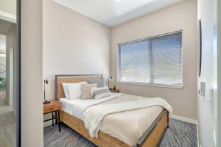 Portland Penthouse Retreat- Roof Deck & Food Pods - 8