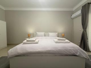 Lux Spacious Apt with Jacuzzi - 8