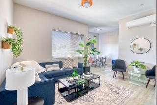 Roof Deck & Food Pods- Hawthorne Penthouse Retreat - 7