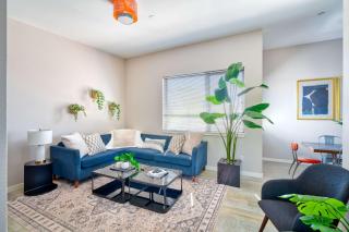 Roof Deck & Food Pods- Hawthorne Penthouse Retreat - 5