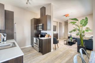 Roof Deck & Food Pods- Hawthorne Penthouse Retreat - 3