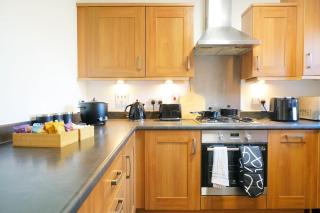 3 BR 5 Beds 3 Bath Private Garden Parking x2 Ideal for Family & Work Stays - 1