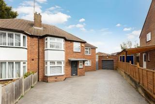 4 BR 6 Beds 3 Bath PS4, Pool Table Parking x4 Close to Legoland & Windsor - 4