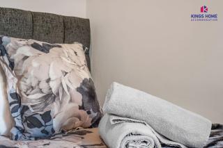 4 BR 6 Beds 3 Bath PS4, Pool Table Parking x4 Close to Legoland & Windsor - 2