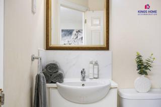 Family & Work stays w 2x Ensuite & Prv Parking 1 - 9