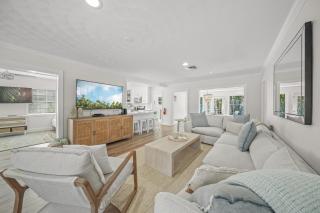 A Wave From It All - New Luxury Renovated Home Heated Pool Cabana Hammock Walk to Beach - 8