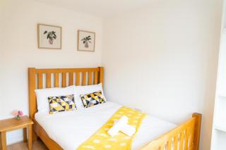 5 bed 4 bath , Shops two min walk M13 - 7