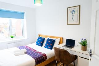 5 bed 4 bath , Shops two min walk M13 - 6