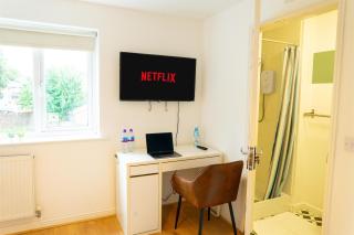 5 bed 4 bath , Shops two min walk M13 - 3