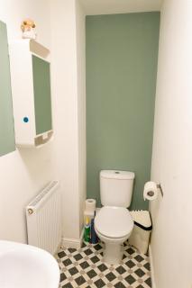 Large 5-Bed 4-Bath House 2 Min Walk to Shops Manchester M13 - 1