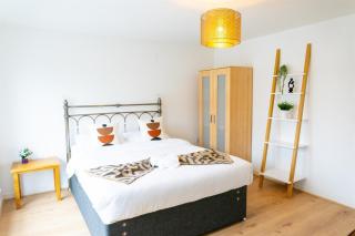 Large 5-Bed 4-Bath House 2 Min Walk to Shops Manchester M13 - 8