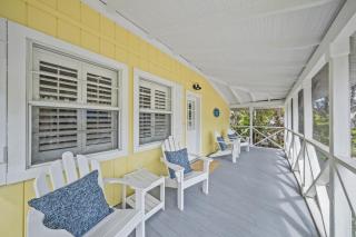 Coconut Lagoon - Lovely Historic Renovated Cottage wHuge Heated Pool Backyard OasisCabanaBar - 2