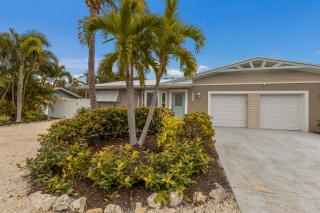 Cozy Cabana East - Gorgeously Renovated wHeated Pool Beach Gear Walk to Beach - 9