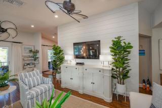 AMI Peppertree Paradise - Cozy Updated Home wHeated Pool on North End of Island 2 Houses to Beach - 1