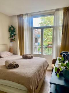 Spacious Room with private king bathroom - 0