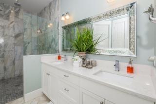 Batemans - New Luxury Canal Front Home with Pool Spa Dock Close to Bean Point Pine Ave - 3