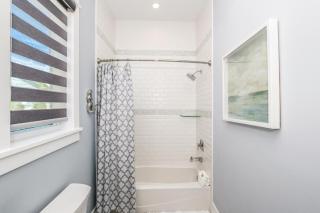 Batemans - New Luxury Canal Front Home with Pool Spa Dock Close to Bean Point Pine Ave - 2