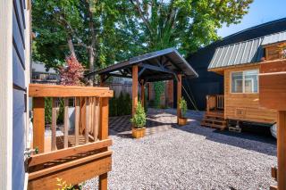 Stay Portland - Restored Farmhouse & Backyard Tiny House Village - 7