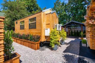 Stay Portland - Restored Farmhouse & Backyard Tiny House Village - 6