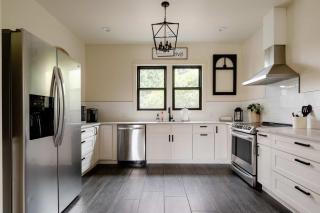 Stay Portland - Restored Farmhouse & Backyard Tiny House Village - 3