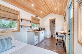 Stay Portland - Tiny Farmhouse - Walk to Local Shops & Restaurants - 7