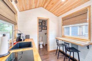 Stay Portland - Tiny Farmhouse - Walk to Local Shops & Restaurants - 4